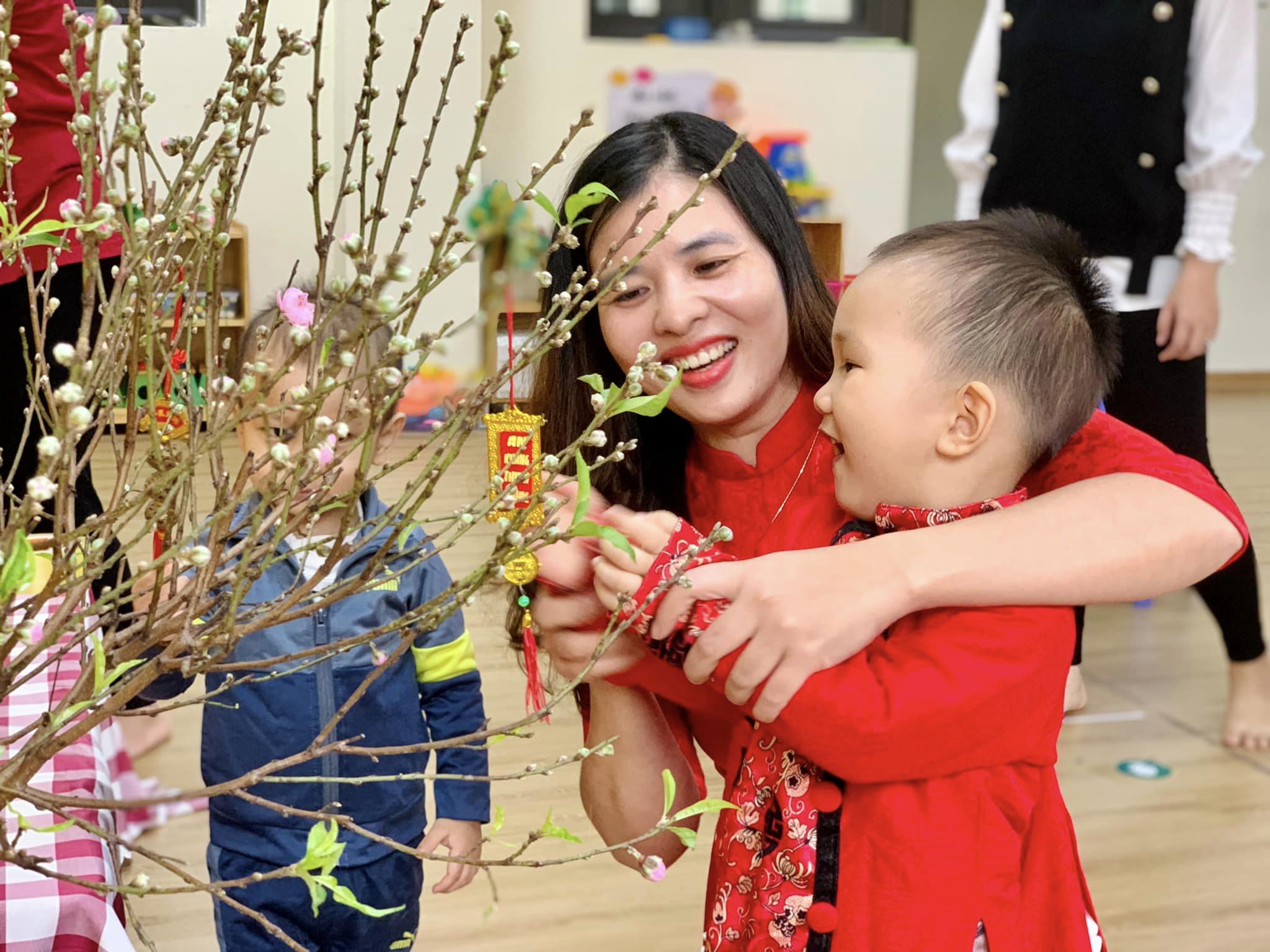 Hoạt động trải nghiệm “Bé trang trí cây đào ngày Tết”